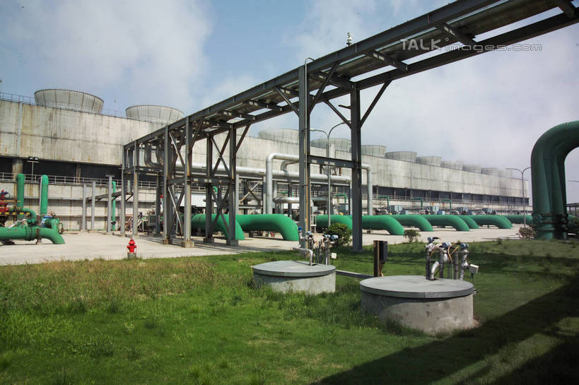 无人,工厂,横图,室外,白天,正面,度假,车间,流水线,草地,草坪,美景,植物,城市风光,城市,阴影,光线,影子,景观,云,云朵,云彩,娱乐,管道,草,蓝色,绿色,白云,蓝天,天空,阳光,容器,天,享受,休闲,油罐,储油罐,炼油厂,景色,放松,工业,晴朗,储藏,储存,存油罐,贮油罐,晴空,彩图,制造厂,生产工厂,贮存,shrj1