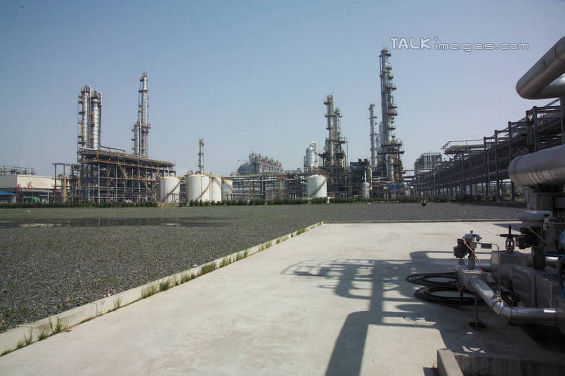 无人,工厂,横图,室外,白天,正面,度假,车间,流水线,美景,植物,城市风光,城市,道路,路,阴影,枯萎,光线,影子,景观,小路,枯草,交通,娱乐,草,黄色,蓝色,蓝天,天空,阳光,容器,天,享受,休闲,油罐,储油罐,炼油厂,景色,放松,工业,晴朗,储藏,储存,万里无云,存油罐,贮油罐,晴空,晴空万里,彩图,制造厂,生产工厂,贮存,shrj1