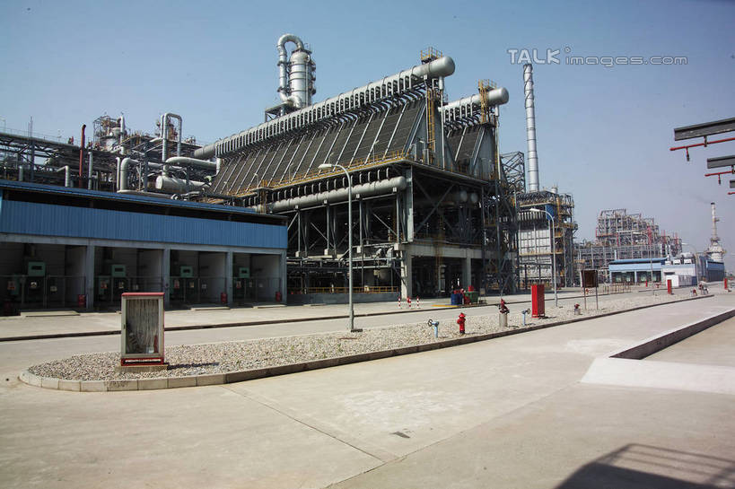 无人,工厂,横图,室外,白天,仰视,度假,车间,流水线,美景,城市风光,城市,道路,路,阴影,光线,影子,支架,景观,小路,交通,娱乐,架子,脚手架,施工,蓝色,蓝天,天空,阳光,容器,天,享受,休闲,油罐,储油罐,炼油厂,景色,放松,工业,晴朗,储藏,支撑,固定,储存,万里无云,存油罐,贮油罐,晴空,晴空万里,彩图,低角度拍摄,制造厂,生产工厂,贮存,稳固,shrj1