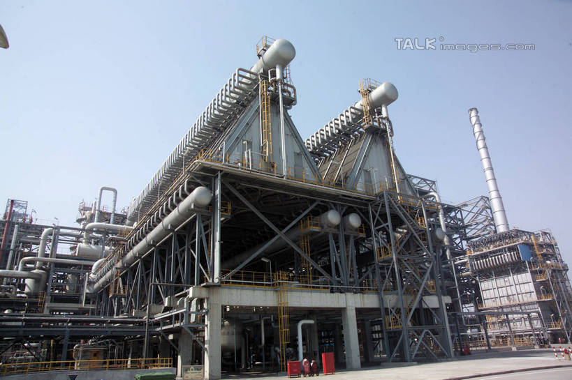 无人,工厂,横图,室外,白天,仰视,度假,车间,流水线,美景,城市风光,城市,道路,路,阴影,光线,影子,支架,景观,小路,交通,娱乐,架子,脚手架,施工,蓝色,蓝天,天空,阳光,容器,天,享受,休闲,油罐,储油罐,炼油厂,景色,放松,工业,晴朗,储藏,支撑,固定,储存,万里无云,存油罐,贮油罐,晴空,晴空万里,彩图,低角度拍摄,制造厂,生产工厂,贮存,稳固,shrj1