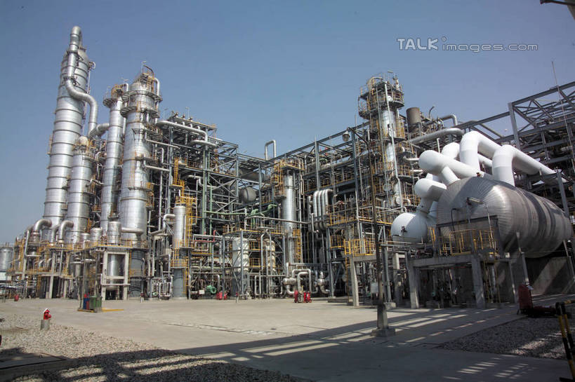 无人,工厂,横图,室外,白天,仰视,度假,车间,流水线,美景,城市风光,城市,道路,路,阴影,光线,影子,支架,景观,小路,交通,娱乐,架子,脚手架,施工,蓝色,蓝天,天空,阳光,容器,天,享受,休闲,油罐,储油罐,炼油厂,景色,放松,工业,晴朗,储藏,支撑,固定,储存,万里无云,存油罐,贮油罐,晴空,晴空万里,彩图,低角度拍摄,制造厂,生产工厂,贮存,稳固,shrj1