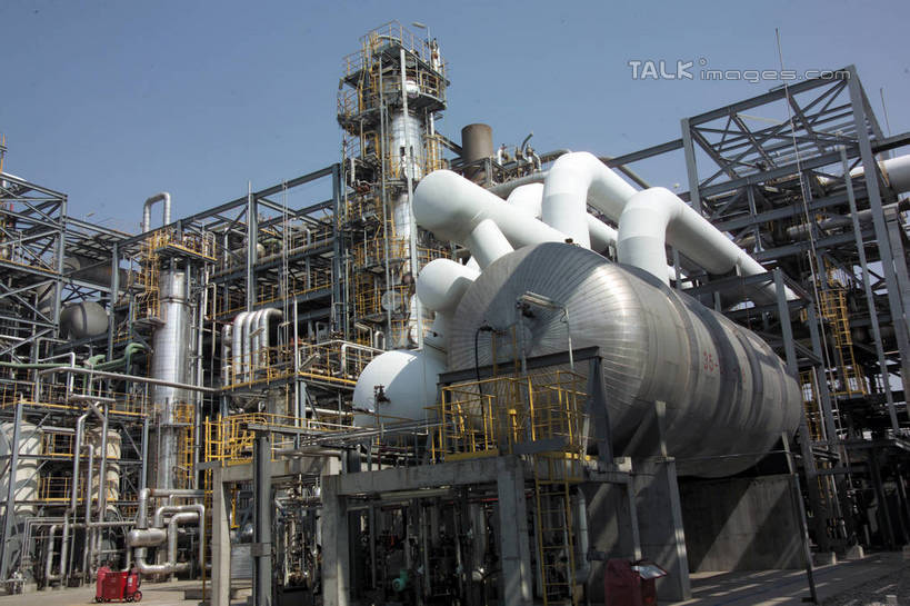 无人,工厂,横图,室外,白天,仰视,度假,车间,流水线,美景,城市风光,城市,阴影,光线,影子,支架,景观,娱乐,架子,脚手架,施工,蓝色,蓝天,天空,阳光,容器,天,享受,休闲,油罐,储油罐,炼油厂,景色,放松,工业,晴朗,储藏,支撑,固定,储存,万里无云,存油罐,贮油罐,晴空,晴空万里,彩图,低角度拍摄,制造厂,生产工厂,贮存,稳固,shrj1