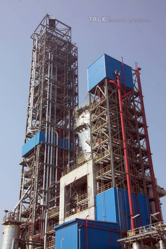 无人,工厂,竖图,室外,白天,仰视,度假,车间,流水线,美景,城市风光,城市,阴影,光线,影子,支架,景观,娱乐,架子,脚手架,施工,蓝色,蓝天,天空,阳光,容器,天,享受,休闲,油罐,储油罐,炼油厂,景色,放松,工业,晴朗,储藏,支撑,固定,储存,万里无云,存油罐,贮油罐,晴空,晴空万里,彩图,低角度拍摄,制造厂,生产工厂,贮存,稳固,shrj1