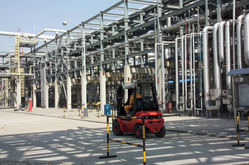 无人,工厂,搬运,横图,室外,白天,仰视,度假,车间,流水线,技术,美景,城市风光,城市,一辆,阴影,光线,影子,支架,景观,娱乐,架子,脚手架,车,施工,蓝色,蓝天,天空,阳光,容器,交通工具,天,享受,休闲,机械,工程车,油罐,储油罐,炼油厂,景色,放松,工业,晴朗,储藏,支撑,固定,工程,叉车,储存,载具,万里无云,交通运输,工作车,存油罐,贮油罐,晴空,晴空万里,彩图,低角度拍摄,制造厂,生产工厂,贮存,稳固,shrj1