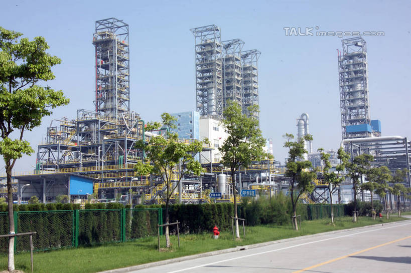 无人,工厂,横图,室外,白天,正面,度假,车间,流水线,草地,草坪,美景,植物,城市风光,城市,阴影,环保,光线,影子,支架,景观,防护,娱乐,架子,脚手架,草,树,树木,施工,蓝色,绿色,蓝天,天空,阳光,自然,天,享受,休闲,景色,放松,工业,生长,晴朗,成长,支撑,固定,美好,美妙,间隔,万里无云,美观,雅观,绿篱,生篱,树篱,植篱,晴空,晴空万里,彩图,制造厂,生产工厂,稳固,shrj1