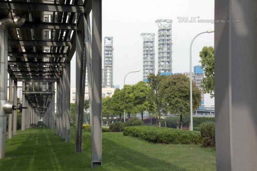 无人,工厂,高楼大厦,横图,室外,白天,正面,度假,车间,流水线,草地,草坪,美景,植物,城市风光,城市,大厦,建筑,路灯,摩天大楼,照明,阴影,光线,影子,支架,景观,灯光,娱乐,架子,脚手架,灯,草,树,树木,施工,蓝色,绿色,蓝天,天空,阳光,自然,天,享受,休闲,景色,放松,工业,生长,晴朗,成长,支撑,照亮,固定,照明设备,万里无云,晴空,晴空万里,彩图,大楼,高层建筑,高楼,摩天楼,制造厂,生产工厂,稳固,shrj1