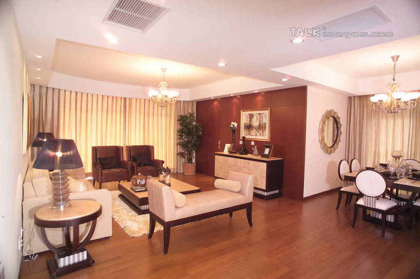 无人,家,客厅,横图,室内,白天,正面,绘画,别墅,窗帘,柜子,家具,镜子,靠垫,沙发,装修,桌子,建筑,照明,欧式,阴影,艺术,装饰,光线,木制,影子,房屋,屋子,公寓,灯光,靠枕,储物柜,古典,豪华,茶几,文化,建设,现代,装潢,洋房,楼房,吊灯,顶灯,住宅,灯,帘子,木制品,工艺品,灯具,垫子,室内装潢,枕头,品味,遮阳,华丽,修饰,样板房,明亮,照亮,美术,点缀,镜像,起居室,高雅,舒适,家居装潢,镜面,照明设备,储存,挂画,房屋设计,地中海风格,古典风格,简约风格,布艺沙发,室内设计,宽敞,样板房装潢,美学,衬托,美观,雅致,雅观,客堂,储备,蕴藏,贮备,设计,装饰画,彩图,房子,贮存,shrj1