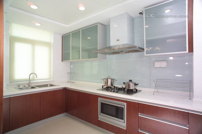 无人,家,横图,室内,白天,正面,烹饪,别墅,厨房,窗户,柜子,家具,装修,桌面,桌子,建筑,厨具,金属制品,照明,欧式,阴影,装饰,光线,金属,电器,锅子,烤炉,烤箱,水槽,水龙头,影子,房屋,屋子,公寓,灯光,储物柜,豪华,建设,现代,水斗,装潢,锅,洋房,楼房,顶灯,开关,玻璃窗,住宅,灯,灯具,煤气炉,室内装潢,打开,锅具,样板房,明亮,照亮,阀门,舒适,家电,家居装潢,家用电器,开启,照明设备,储存,房屋设计,地中海风格,古典风格,简约风格,炊具,室内设计,宽敞,烹饪用具,样板房装潢,水咀,储备,蕴藏,贮备,设计,烹调用具,烹调,彩图,房子,灶间,厨房料理台,贮存,小家电,料理台,shrj1