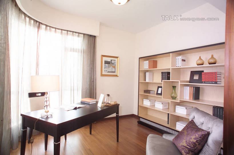 无人,家,横图,室内,白天,正面,绘画,别墅,窗户,窗帘,柜子,家具,靠垫,落地窗,沙发,书房,装修,桌子,建筑,书籍,椅子,欧式,阴影,艺术,装饰,光线,影子,房屋,屋子,公寓,灯光,靠枕,古典,豪华,文化,建设,现代,书桌,装潢,洋房,楼房,玻璃窗,住宅,帘子,课桌,书本,工艺品,橱柜,垫子,室内装潢,书柜,枕头,品味,遮阳,书橱,华丽,修饰,样板房,明亮,美术,点缀,高雅,舒适,家居装潢,储存,挂画,房屋设计,地中海风格,古典风格,简约风格,布艺沙发,室内设计,宽敞,样板房装潢,美学,衬托,美观,雅致,雅观,储备,蕴藏,贮备,设计,书,图书,装饰画,彩图,房子,贮存,shrj1