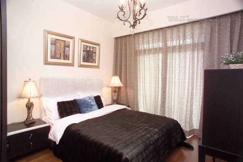 无人,家,横图,室内,白天,正面,绘画,别墅,窗户,窗帘,床,柜子,家具,靠垫,落地窗,台灯,装修,建筑,照明,欧式,阴影,艺术,装饰,光线,影子,房屋,屋子,公寓,灯光,床单,靠枕,储物柜,古典,豪华,文化,被子,建设,现代,装潢,洋房,楼房,吊灯,玻璃窗,住宅,灯,帘子,工艺品,灯具,垫子,室内装潢,枕头,品味,遮阳,单人床,华丽,修饰,样板房,明亮,照亮,美术,点缀,高雅,舒适,被单,家居装潢,照明设备,储存,挂画,房屋设计,地中海风格,古典风格,简约风格,室内设计,宽敞,样板房装潢,美学,衬托,美观,雅致,雅观,储备,蕴藏,贮备,设计,装饰画,彩图,房子,贮存,shrj1