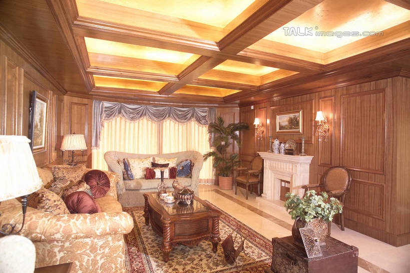 无人,家,客厅,横图,室内,白天,正面,绘画,别墅,地毯,家具,靠垫,沙发,台灯,装修,桌子,建筑,花瓶,椅子,照明,欧式,阴影,艺术,装饰,盛开,编织,光线,木制,影子,手工艺品,陶瓷,房屋,木椅,屋子,公寓,灯光,靠枕,陶瓷制品,织物,古典,豪华,花蕾,茶几,文化,建设,现代,装潢,洋房,楼房,顶灯,住宅,灯,花,花瓣,花朵,鲜花,木制品,瓶子,工艺品,灯具,垫子,室内装潢,枕头,花苞,花蕊,品味,样板房,明亮,照亮,美术,起居室,高雅,舒适,家居装潢,照明设备,挂画,房屋设计,地中海风格,古典风格,简约风格,布艺沙发,室内设计,宽敞,样板房装潢,美学,客堂,设计,装饰画,彩图,房子,shrj1