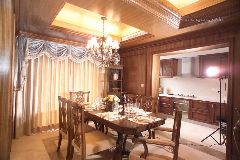 无人,家,横图,室内,白天,正面,别墅,餐桌,厨房,窗户,窗帘,柜子,家具,落地窗,装修,桌子,建筑,餐具,椅子,照明,欧式,阴影,装饰,盛开,光线,碟子,盘,影子,饭厅,房屋,木椅,屋子,公寓,灯光,储物柜,豪华,花蕾,建设,现代,装潢,洋房,楼房,吊灯,玻璃窗,住宅,花,花瓣,花朵,鲜花,帘子,盘子,灯具,碟,室内装潢,花苞,花蕊,遮阳,餐台,华丽,修饰,样板房,明亮,照亮,点缀,舒适,家居装潢,照明设备,储存,房屋设计,地中海风格,古典风格,简约风格,室内设计,宽敞,摄影灯,样板房装潢,衬托,美观,雅致,雅观,影棚灯,储备,蕴藏,贮备,设计,彩图,房子,灶间,贮存,shrj1