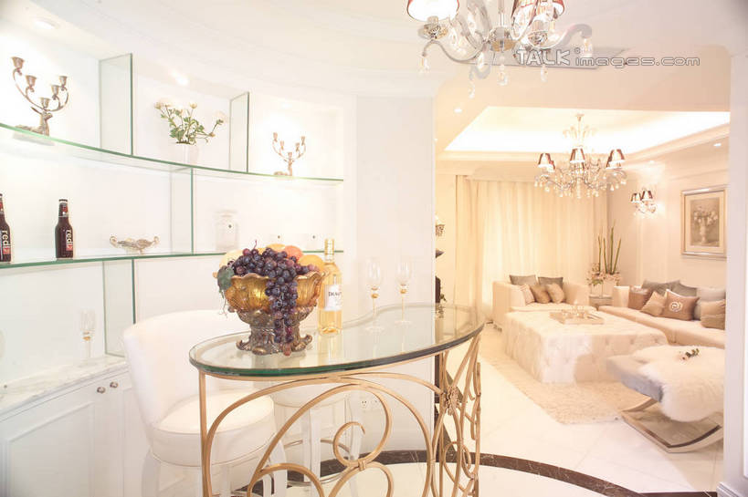 红酒,葡萄酒,无人,家,客厅,横图,室内,白天,正面,绘画,别墅,窗帘,柜子,家具,靠垫,沙发,装修,桌子,建筑,葡萄,水果,玻璃,照明,欧式,阴影,新鲜,艺术,装饰,光线,影子,房屋,屋子,公寓,灯光,生食,食品,果实,靠枕,酒类,储物柜,古典,豪华,红酒瓶,茶几,文化,建设,现代,装潢,洋房,楼房,吊灯,住宅,玻璃制品,灯,酒,酒瓶,食物,饮料,帘子,玻璃瓶,瓶子,容器,工艺品,灯具,垫子,室内装潢,碗,枕头,品味,遮阳,红葡萄酒,有机食品,绿色食品,储藏,华丽,修饰,样板房,明亮,照亮,美术,点缀,起居室,高雅,舒适,家居装潢,葡萄酒瓶,照明设备,储存,挂画,房屋设计,地中海风格,古典风格,简约风格,布艺沙发,室内设计,宽敞,样板房装潢,美学,衬托,美观,雅致,雅观,客堂,储备,蕴藏,贮备,设计,装饰画,山葫芦,蒲桃,草龙珠,彩图,房子,贮存,shrj1