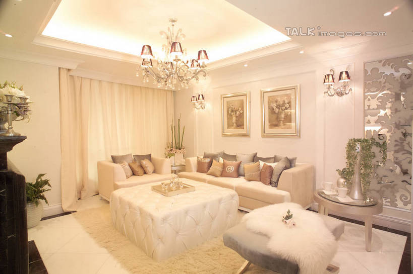 无人,家,客厅,横图,室内,白天,正面,绘画,别墅,窗帘,家具,镜子,靠垫,沙发,装修,桌子,建筑,花瓶,照明,欧式,阴影,艺术,装饰,盛开,光线,木制,影子,房屋,屋子,公寓,灯光,靠枕,古典,豪华,花蕾,茶几,文化,建设,现代,装潢,洋房,楼房,吊灯,住宅,玻璃制品,灯,花,花瓣,花朵,鲜花,帘子,玻璃瓶,木制品,瓶子,工艺品,灯具,垫子,室内装潢,枕头,花苞,花蕊,品味,遮阳,华丽,修饰,样板房,明亮,照亮,美术,点缀,镜像,起居室,高雅,舒适,家居装潢,镜面,照明设备,挂画,房屋设计,地中海风格,古典风格,简约风格,布艺沙发,室内设计,宽敞,样板房装潢,美学,衬托,美观,雅致,雅观,客堂,设计,装饰画,彩图,房子,shrj1