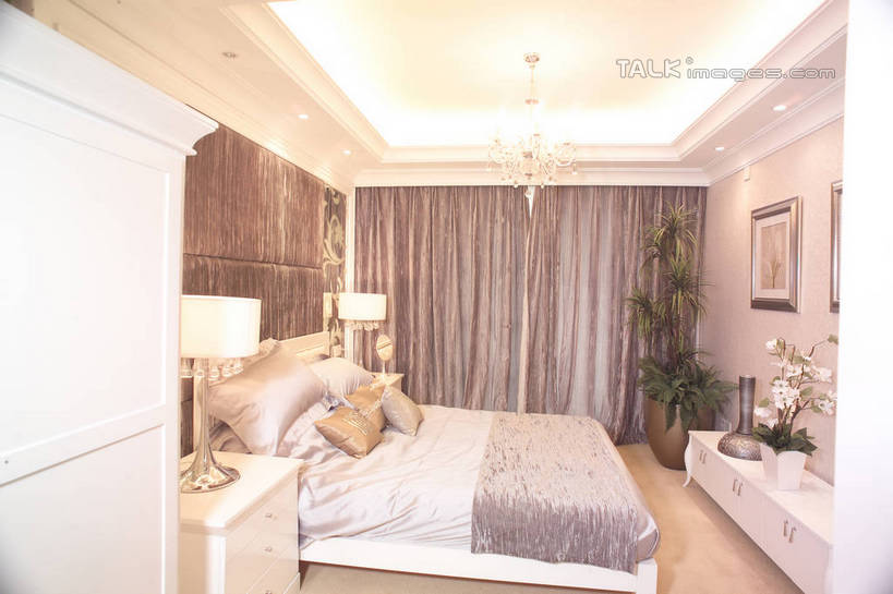 无人,家,横图,室内,白天,正面,绘画,植物,别墅,窗帘,床,柜子,家具,靠垫,台灯,装修,建筑,照明,欧式,阴影,艺术,装饰,光线,盆栽,影子,房屋,屋子,公寓,灯光,床单,靠枕,盆景,古典,豪华,文化,被子,建设,现代,装潢,洋房,楼房,顶灯,住宅,灯,树,树木,绿色,自然,帘子,工艺品,床头柜,灯具,电视柜,垫子,室内装潢,枕头,品味,遮阳,单人床,生长,成长,华丽,修饰,样板房,明亮,照亮,美术,点缀,高雅,舒适,被单,家居装潢,照明设备,储存,挂画,房屋设计,地中海风格,古典风格,简约风格,室内设计,宽敞,样板房装潢,美学,衬托,美观,雅致,雅观,储备,蕴藏,贮备,盆景树,盆栽树,设计,装饰画,彩图,房子,视听柜,贮存,shrj1