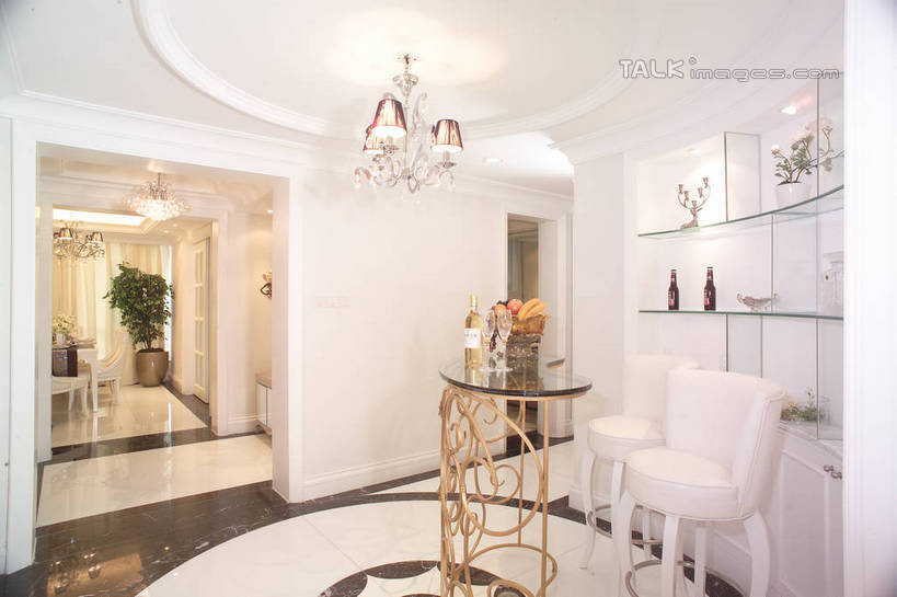 红酒,葡萄酒,无人,家,客厅,横图,室内,白天,正面,绘画,别墅,窗帘,柜子,家具,靠垫,沙发,装修,桌子,建筑,葡萄,水果,玻璃,照明,欧式,阴影,新鲜,艺术,装饰,光线,影子,房屋,屋子,公寓,灯光,生食,食品,果实,靠枕,酒类,储物柜,古典,豪华,红酒瓶,茶几,文化,建设,现代,装潢,洋房,楼房,吊灯,住宅,玻璃制品,灯,酒,酒瓶,食物,饮料,帘子,玻璃瓶,瓶子,容器,工艺品,灯具,垫子,室内装潢,碗,枕头,品味,遮阳,红葡萄酒,有机食品,绿色食品,储藏,华丽,修饰,样板房,明亮,照亮,美术,点缀,起居室,高雅,舒适,家居装潢,葡萄酒瓶,照明设备,储存,挂画,房屋设计,地中海风格,古典风格,简约风格,布艺沙发,室内设计,宽敞,样板房装潢,美学,衬托,美观,雅致,雅观,客堂,储备,蕴藏,贮备,设计,装饰画,山葫芦,蒲桃,草龙珠,彩图,房子,贮存,shrj1