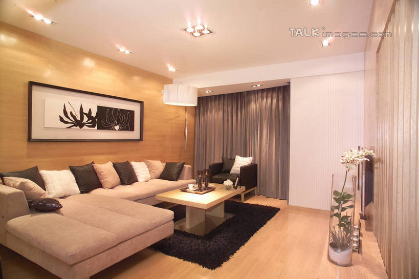 无人,家,客厅,横图,室内,白天,正面,绘画,别墅,窗帘,地毯,家具,靠垫,沙发,装修,桌子,建筑,花瓶,照明,欧式,阴影,艺术,装饰,盛开,编织,光线,木制,影子,手工艺品,房屋,屋子,公寓,灯光,靠枕,织物,古典,豪华,花蕾,茶几,文化,建设,现代,装潢,洋房,楼房,吊灯,住宅,玻璃制品,灯,花,花瓣,花朵,鲜花,帘子,玻璃瓶,木制品,瓶子,工艺品,灯具,垫子,室内装潢,枕头,花苞,花蕊,品味,遮阳,华丽,修饰,样板房,明亮,照亮,美术,点缀,起居室,高雅,舒适,家居装潢,照明设备,挂画,房屋设计,地中海风格,古典风格,简约风格,布艺沙发,室内设计,宽敞,样板房装潢,美学,衬托,美观,雅致,雅观,客堂,设计,装饰画,彩图,房子,shrj1