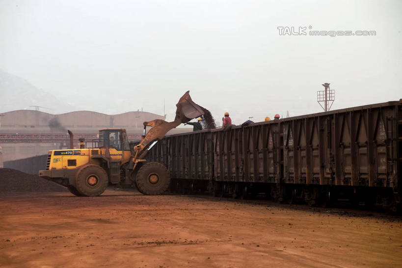无人,横图,室外,白天,正面,度假,技术,美景,山,山脉,城市风光,城市,建筑,一辆,阴影,光线,影子,景观,山峰,集装箱,山峦,娱乐,货柜,车,施工,蓝色,蓝天,天空,阳光,箱子,交通工具,群山,天,享受,休闲,机械,工程车,景色,放松,运输,晴朗,工程,载具,推土机,物流,万里无云,交通运输,工作车,施工车,晴空,晴空万里,彩图,shrj1