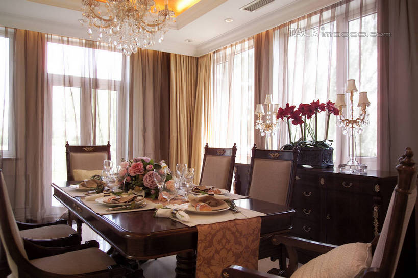无人,家,横图,室内,白天,正面,别墅,餐桌,窗户,窗帘,家具,装修,桌子,建筑,餐具,花瓶,椅子,照明,欧式,阴影,装饰,盛开,光线,碟子,盘,影子,饭厅,房屋,屋子,公寓,灯光,豪华,花蕾,建设,现代,装潢,洋房,楼房,吊灯,玻璃窗,住宅,玻璃制品,灯,花,花瓣,花朵,鲜花,帘子,盘子,玻璃瓶,瓶子,灯具,碟,室内装潢,花苞,花蕊,遮阳,餐台,华丽,修饰,样板房,明亮,照亮,点缀,舒适,家居装潢,照明设备,房屋设计,地中海风格,古典风格,简约风格,室内设计,宽敞,样板房装潢,衬托,美观,雅致,雅观,设计,彩图,房子,shrj1