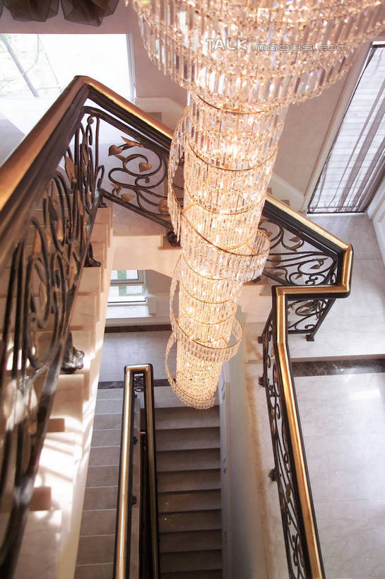 无人,家,栏杆,竖图,俯视,室内,白天,时尚,别墅,窗户,家具,楼梯,落地窗,装修,建筑,照明,欧式,阴影,装饰,光线,扶手,影子,房屋,阶梯,屋子,公寓,灯光,水晶,豪华,建设,现代,装潢,洋房,护栏,楼房,吊灯,水晶灯,玻璃窗,台阶,住宅,灯,灯具,室内装潢,华丽,样板房,明亮,照亮,舒适,家居装潢,照明设备,高贵,水晶吊灯,房屋设计,地中海风格,古典风格,简约风格,室内设计,宽敞,样板房装潢,水晶制品,富丽,华美,设计,螺旋状,彩图,高角度拍摄,螺旋形,螺旋形状,螺旋型,房子,水晶石,shrj1