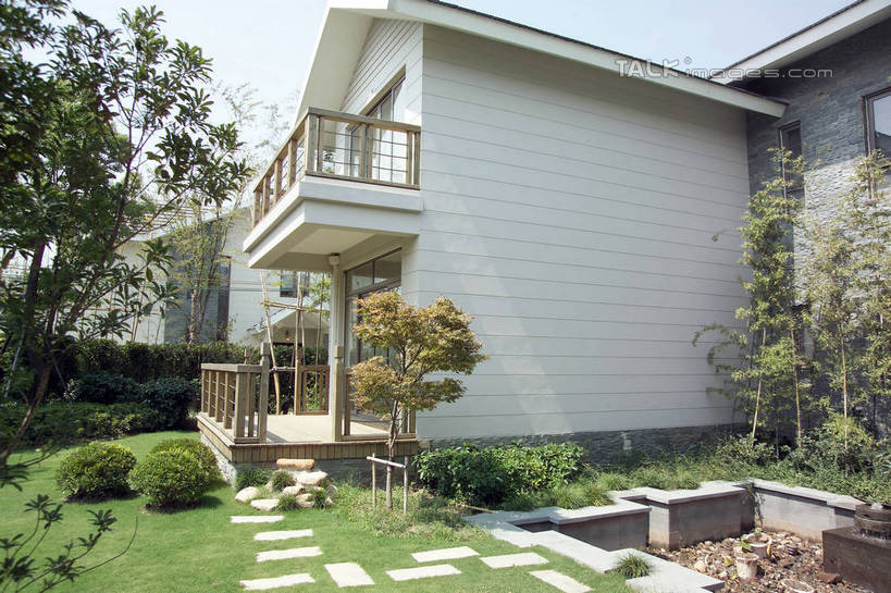 无人,家,栏杆,露台,横图,室外,白天,仰视,度假,草地,草坪,美景,植物,别墅,阳台,城市风光,城市,道路,路,阴影,光线,扶手,影子,房屋,屋子,池塘,景观,水池,公寓,小路,交通,娱乐,洋房,护栏,楼房,住宅,草,树,树木,蓝色,绿色,蓝天,天空,阳光,自然,天,享受,休闲,景色,放松,生长,晴朗,成长,万里无云,晴空,晴空万里,彩图,低角度拍摄,房子,露天阳台,shrj1