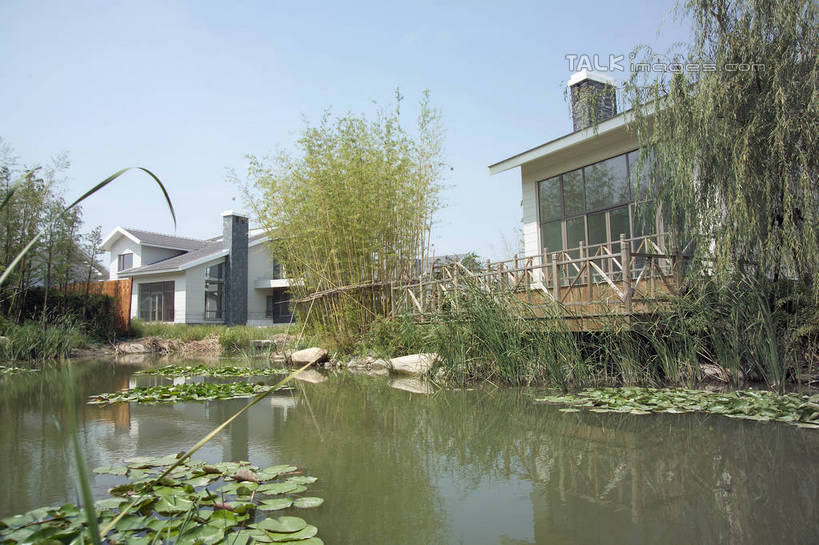 无人,家,横图,室外,白天,正面,度假,纯洁,草地,草坪,河流,美景,水,植物,别墅,城市风光,城市,竹子,叶子,阴影,光线,影子,房屋,屋子,河水,景观,水流,公寓,荷叶,娱乐,洋房,楼房,住宅,草,树,树木,蓝色,绿色,蓝天,天空,阳光,自然,天,享受,休闲,景色,放松,生长,晴朗,成长,高雅,万里无云,莲叶,奉献,质朴,正直,担当,叶,叶片,晴空,晴空万里,竹,彩图,房子,奋进,操守,四君子,岁寒三友,性坚,虚怀,虚心,善群,卓尔,shrj1