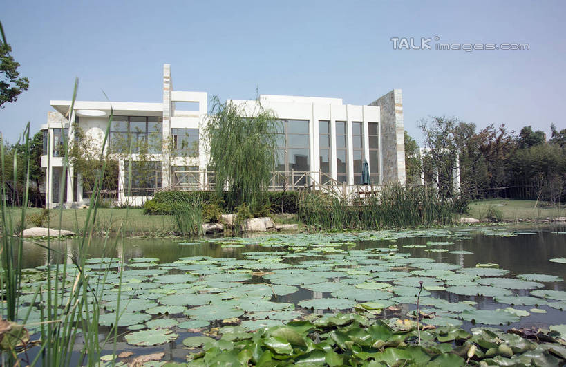 无人,家,横图,室外,白天,正面,度假,纯洁,草地,草坪,河流,美景,水,植物,别墅,城市风光,城市,竹子,叶子,阴影,光线,影子,房屋,屋子,河水,景观,水流,公寓,荷叶,娱乐,洋房,楼房,住宅,草,树,树木,蓝色,绿色,蓝天,天空,阳光,自然,天,享受,休闲,景色,放松,生长,晴朗,成长,高雅,万里无云,莲叶,奉献,质朴,正直,担当,叶,叶片,晴空,晴空万里,竹,彩图,房子,奋进,操守,四君子,岁寒三友,性坚,虚怀,虚心,善群,卓尔,shrj1