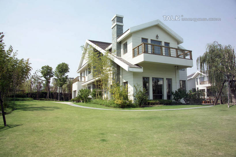 无人,家,栏杆,横图,室外,白天,正面,度假,草地,草坪,美景,植物,别墅,城市风光,城市,阴影,光线,扶手,影子,房屋,屋子,景观,公寓,娱乐,洋房,护栏,楼房,住宅,草,树,树木,蓝色,绿色,蓝天,天空,阳光,自然,天,享受,休闲,景色,放松,生长,晴朗,成长,万里无云,晴空,晴空万里,彩图,房子,shrj1