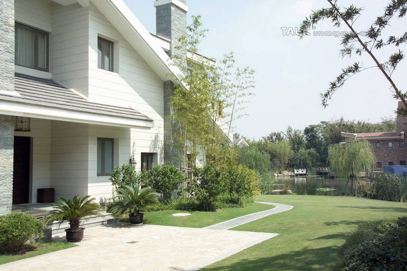 无人,家,栏杆,横图,室外,白天,正面,度假,草地,草坪,美景,植物,别墅,城市风光,城市,道路,路,花盆,阴影,光线,扶手,影子,陶瓷,房屋,屋子,景观,公寓,小路,陶瓷制品,交通,娱乐,洋房,护栏,楼房,住宅,草,树,树木,蓝色,绿色,蓝天,天空,阳光,自然,容器,天,享受,休闲,景色,放松,生长,晴朗,成长,储藏,储存,万里无云,晴空,晴空万里,彩图,房子,贮存,shrj1