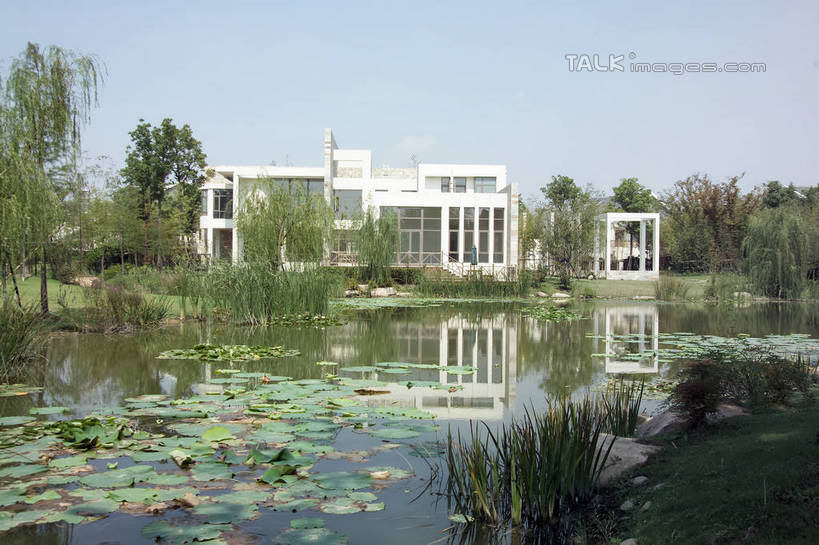 无人,家,横图,室外,白天,正面,度假,纯洁,草地,草坪,河流,美景,水,植物,别墅,城市风光,城市,竹子,叶子,阴影,光线,影子,房屋,屋子,河水,景观,水流,公寓,荷叶,娱乐,洋房,楼房,住宅,草,树,树木,蓝色,绿色,蓝天,天空,阳光,自然,天,享受,休闲,景色,放松,生长,晴朗,成长,高雅,万里无云,莲叶,奉献,质朴,正直,担当,叶,叶片,晴空,晴空万里,竹,彩图,房子,奋进,操守,四君子,岁寒三友,性坚,虚怀,虚心,善群,卓尔,shrj1