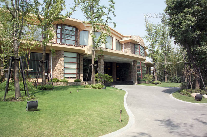 无人,家,栏杆,横图,室外,白天,正面,度假,草地,草坪,美景,植物,别墅,城市风光,城市,道路,路,花盆,阴影,光线,扶手,影子,陶瓷,房屋,屋子,景观,公寓,小路,陶瓷制品,交通,娱乐,洋房,护栏,楼房,住宅,草,树,树木,蓝色,绿色,蓝天,天空,阳光,自然,容器,天,享受,休闲,景色,放松,生长,晴朗,成长,储藏,储存,万里无云,晴空,晴空万里,彩图,房子,贮存,shrj1