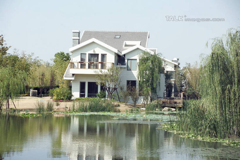 无人,家,横图,室外,白天,正面,度假,纯洁,湖,湖泊,美景,水,别墅,城市风光,城市,竹子,叶子,阴影,光线,影子,房屋,屋子,湖面,景观,水流,水面,竹林,公寓,荷叶,娱乐,洋房,楼房,住宅,蓝色,蓝天,天空,阳光,湖水,天,享受,休闲,景色,放松,晴朗,高雅,万里无云,莲叶,奉献,质朴,正直,担当,叶,叶片,晴空,晴空万里,竹,彩图,房子,奋进,操守,四君子,岁寒三友,性坚,虚怀,虚心,善群,卓尔,shrj1