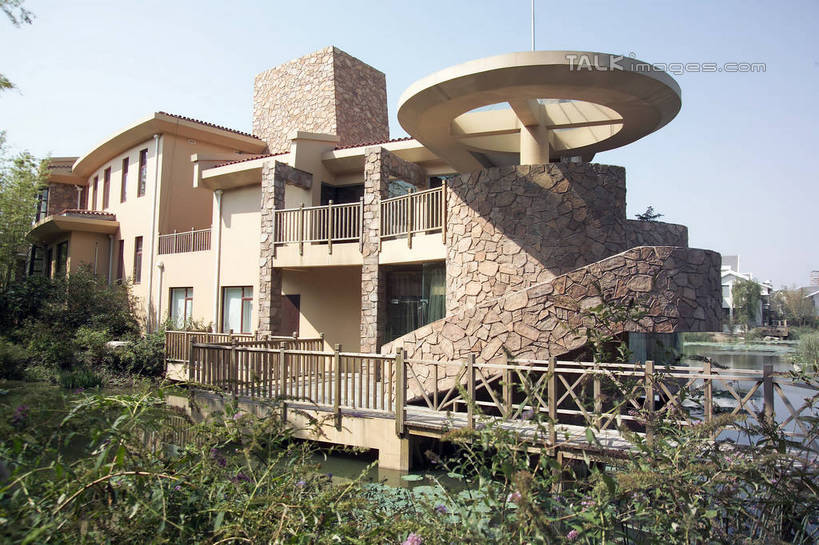 无人,家,栏杆,横图,室外,白天,正面,度假,美景,树林,植物,别墅,城市风光,城市,阴影,光线,扶手,影子,房屋,屋子,景观,公寓,娱乐,洋房,护栏,楼房,住宅,树,树木,蓝色,绿色,蓝天,天空,阳光,自然,天,享受,休闲,景色,放松,生长,晴朗,成长,万里无云,晴空,晴空万里,彩图,房子,shrj1