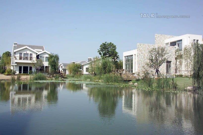 无人,家,横图,室外,白天,正面,度假,草地,草坪,湖,湖泊,美景,水,植物,别墅,城市风光,城市,阴影,光线,影子,房屋,屋子,湖面,景观,水流,水面,公寓,娱乐,洋房,楼房,住宅,草,树,树木,蓝色,绿色,蓝天,天空,阳光,自然,湖水,天,享受,休闲,景色,放松,生长,晴朗,成长,万里无云,晴空,晴空万里,彩图,房子,shrj1