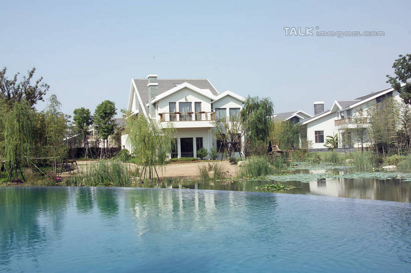 无人,体育馆,游泳池,家,横图,室外,白天,正面,度假,草地,草坪,湖,湖泊,美景,水,植物,别墅,城市风光,城市,阴影,光线,影子,房屋,屋子,湖面,景观,水池,水流,水面,公寓,娱乐,泳池,洋房,楼房,住宅,草,树,树木,蓝色,绿色,蓝天,天空,阳光,自然,湖水,天,享受,休闲,景色,放松,生长,晴朗,成长,游泳馆,万里无云,晴空,晴空万里,彩图,房子,shrj1