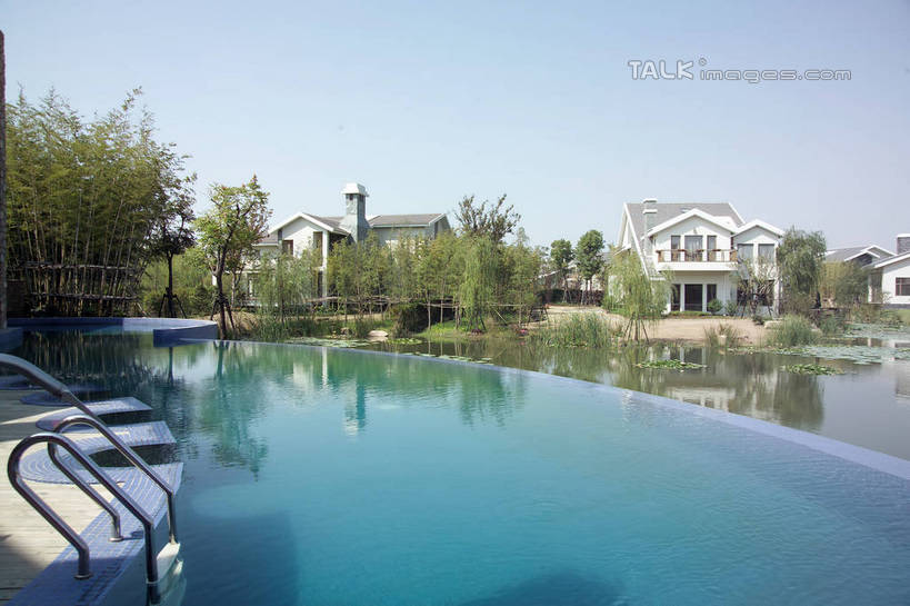 无人,体育馆,游泳池,家,栏杆,横图,室外,白天,正面,度假,美景,树林,水,植物,别墅,城市风光,城市,阴影,光线,扶手,影子,房屋,屋子,景观,水池,水面,公寓,娱乐,泳池,洋房,护栏,楼房,住宅,树,树木,蓝色,绿色,蓝天,天空,阳光,自然,天,享受,休闲,景色,放松,生长,晴朗,成长,游泳馆,万里无云,晴空,晴空万里,彩图,房子,shrj1