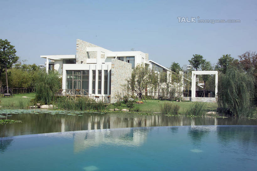 无人,体育馆,游泳池,家,横图,室外,白天,正面,度假,草地,草坪,湖,湖泊,美景,水,植物,别墅,城市风光,城市,阴影,光线,影子,房屋,屋子,湖面,景观,水池,水流,水面,公寓,娱乐,泳池,洋房,楼房,住宅,草,树,树木,蓝色,绿色,蓝天,天空,阳光,自然,湖水,天,享受,休闲,景色,放松,生长,晴朗,成长,游泳馆,万里无云,晴空,晴空万里,彩图,房子,shrj1