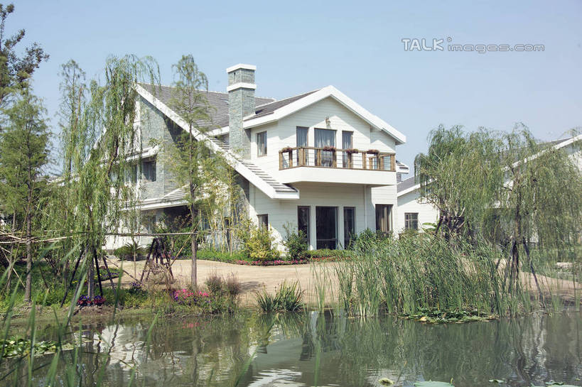 无人,家,横图,室外,白天,正面,度假,草地,草坪,湖,湖泊,美景,水,植物,别墅,城市风光,城市,阴影,光线,影子,房屋,屋子,湖面,景观,水流,水面,公寓,娱乐,洋房,楼房,住宅,草,树,树木,蓝色,绿色,蓝天,天空,阳光,自然,湖水,天,享受,休闲,景色,放松,生长,晴朗,成长,万里无云,晴空,晴空万里,彩图,房子,shrj1