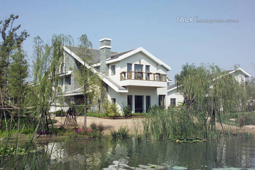 无人,家,横图,室外,白天,正面,度假,草地,草坪,湖,湖泊,美景,水,植物,别墅,城市风光,城市,阴影,光线,影子,房屋,屋子,湖面,景观,水流,水面,公寓,娱乐,洋房,楼房,住宅,草,树,树木,蓝色,绿色,蓝天,天空,阳光,自然,湖水,天,享受,休闲,景色,放松,生长,晴朗,成长,万里无云,晴空,晴空万里,彩图,房子,shrj1