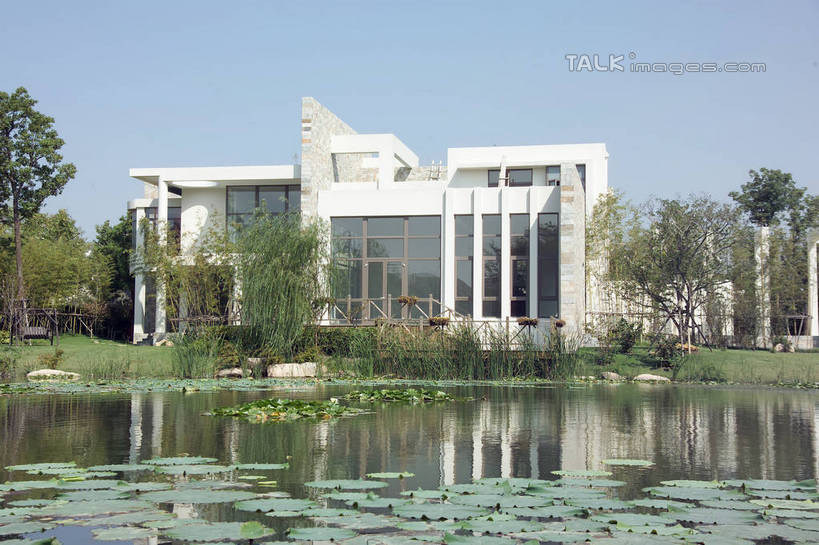 无人,家,横图,室外,白天,正面,度假,草地,草坪,湖,湖泊,美景,水,植物,别墅,城市风光,城市,叶子,阴影,光线,影子,房屋,屋子,湖面,景观,水流,水面,公寓,荷叶,娱乐,洋房,楼房,住宅,草,树,树木,蓝色,绿色,蓝天,天空,阳光,自然,湖水,天,享受,休闲,景色,放松,生长,晴朗,成长,万里无云,莲叶,叶,叶片,晴空,晴空万里,彩图,房子,shrj1