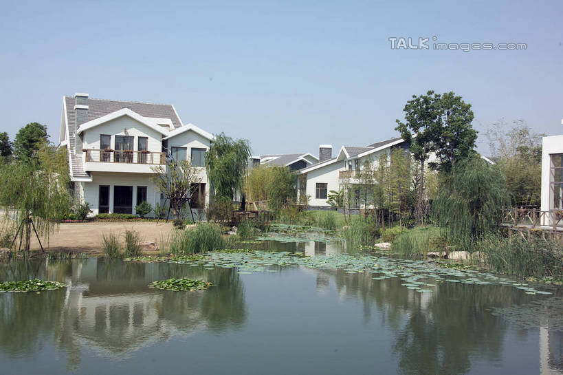 无人,家,横图,室外,白天,正面,度假,草地,草坪,湖,湖泊,美景,水,植物,别墅,城市风光,城市,叶子,阴影,光线,影子,房屋,屋子,湖面,景观,水流,水面,公寓,荷叶,娱乐,洋房,楼房,住宅,草,树,树木,蓝色,绿色,蓝天,天空,阳光,自然,湖水,天,享受,休闲,景色,放松,生长,晴朗,成长,万里无云,莲叶,叶,叶片,晴空,晴空万里,彩图,房子,shrj1