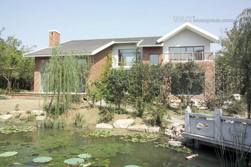 无人,家,横图,室外,白天,正面,度假,草地,草坪,湖,湖泊,石头,美景,水,植物,别墅,城市风光,城市,叶子,阴影,光线,石子,影子,房屋,屋子,湖面,景观,水流,水面,公寓,天桥,桥,荷叶,娱乐,洋房,楼房,住宅,草,树,树木,蓝色,绿色,蓝天,天空,阳光,自然,湖水,天,享受,休闲,景色,放松,生长,晴朗,成长,人行桥,万里无云,莲叶,叶,叶片,石块,晴空,晴空万里,彩图,房子,shrj1