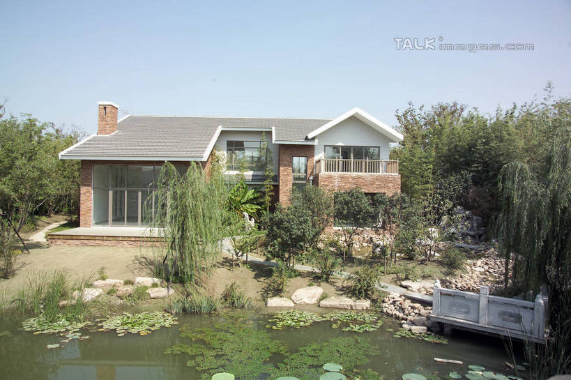 无人,家,横图,室外,白天,正面,度假,草地,草坪,湖,湖泊,石头,美景,水,植物,别墅,城市风光,城市,叶子,阴影,光线,石子,影子,房屋,屋子,湖面,景观,水流,水面,公寓,天桥,桥,荷叶,娱乐,洋房,楼房,住宅,草,树,树木,蓝色,绿色,蓝天,天空,阳光,自然,湖水,天,享受,休闲,景色,放松,生长,晴朗,成长,人行桥,万里无云,莲叶,叶,叶片,石块,晴空,晴空万里,彩图,房子,shrj1