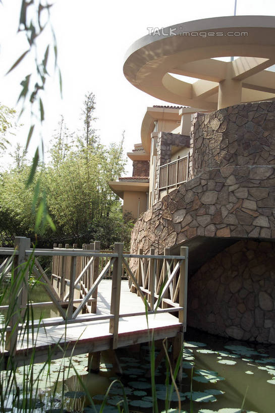 无人,家,竖图,室外,白天,正面,度假,美景,树林,植物,别墅,城市风光,城市,阴影,光线,木板,影子,房屋,屋子,池塘,景观,水池,公寓,桥,木桥,娱乐,洋房,楼房,住宅,栈桥,树,树木,蓝色,绿色,蓝天,天空,阳光,自然,天,享受,休闲,景色,放松,生长,晴朗,成长,人行桥,木板桥,万里无云,晴空,晴空万里,彩图,房子,shrj1