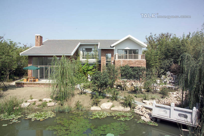 无人,家,横图,室外,白天,正面,度假,草地,草坪,湖,湖泊,石头,美景,水,植物,别墅,城市风光,城市,叶子,阴影,光线,石子,影子,房屋,屋子,湖面,景观,水流,水面,公寓,天桥,桥,荷叶,娱乐,洋房,楼房,住宅,草,树,树木,蓝色,绿色,蓝天,天空,阳光,自然,湖水,天,享受,休闲,景色,放松,生长,晴朗,成长,人行桥,万里无云,莲叶,叶,叶片,石块,晴空,晴空万里,彩图,房子,shrj1