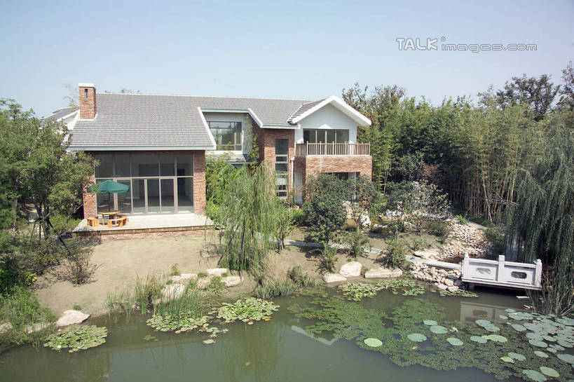 无人,家,横图,室外,白天,正面,度假,草地,草坪,湖,湖泊,石头,美景,水,植物,别墅,城市风光,城市,叶子,阴影,光线,石子,影子,房屋,屋子,湖面,景观,水流,水面,公寓,天桥,桥,荷叶,娱乐,洋房,楼房,住宅,草,树,树木,蓝色,绿色,蓝天,天空,阳光,自然,湖水,天,享受,休闲,景色,放松,生长,晴朗,成长,人行桥,万里无云,莲叶,叶,叶片,石块,晴空,晴空万里,彩图,房子,shrj1