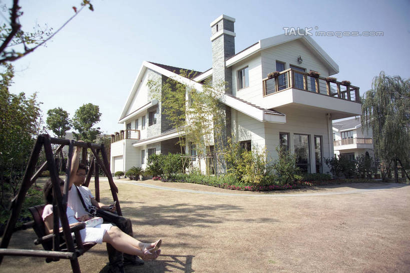 东方人,一个人,家,坐,横图,室外,白天,侧面,游戏,草地,草坪,植物,亚洲,仅一个男性,仅一个人,仅一个中年男性,摇摆,阴影,服装,光线,影子,房屋,屋子,公寓,玩,注视,休闲装,黄种人,娱乐,洋房,楼房,住宅,草,树,树木,衣服,蓝色,绿色,蓝天,天空,阳光,自然,秋千,天,荡秋千,观察,看,休闲,休闲服,服饰,生长,晴朗,成长,观看,活动,察看,关注,摇晃,万里无云,男人,男性,中年男性,亚洲人,晴空,晴空万里,玩耍,嬉戏,坐着,彩图,全身,房子,shrj1