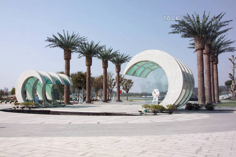 无人,横图,室外,白天,正面,度假,美景,水,植物,城市风光,城市,喷泉,棕榈树,叶子,雕塑,一排,阴影,飞溅,艺术,整齐,装饰,并列,并排,溅,光线,雕刻,雕像,液体,影子,景观,水滴,绿叶,文化,娱乐,水珠,树,树木,排列,蓝色,绿色,蓝天,天空,阳光,自然,工艺品,天,品味,享受,休闲,嫩叶,景色,放松,生长,晴朗,成长,纪念,美术,队列,喷洒,主题,水景,平行,陈列,棕榈叶,万里无云,功能,美学,美观,设计,叶,叶片,晴空,晴空万里,棕树,棕榈,彩图,shrj1