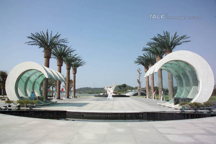 无人,横图,室外,白天,正面,度假,美景,水,植物,城市风光,城市,喷泉,棕榈树,叶子,雕塑,一排,阴影,飞溅,艺术,整齐,装饰,并列,并排,溅,光线,雕刻,雕像,液体,影子,景观,水滴,绿叶,文化,娱乐,水珠,树,树木,排列,蓝色,绿色,蓝天,天空,阳光,自然,工艺品,天,品味,享受,休闲,嫩叶,景色,放松,生长,晴朗,成长,纪念,美术,队列,喷洒,主题,水景,平行,陈列,棕榈叶,万里无云,功能,美学,美观,设计,叶,叶片,晴空,晴空万里,棕树,棕榈,彩图,shrj1