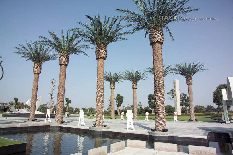 无人,横图,室外,白天,仰视,度假,美景,水,植物,城市风光,城市,喷泉,棕榈树,叶子,雕塑,一排,阴影,飞溅,艺术,整齐,装饰,并列,并排,溅,光线,雕刻,雕像,液体,影子,景观,水滴,绿叶,文化,娱乐,水珠,树,树木,排列,蓝色,绿色,蓝天,天空,阳光,自然,工艺品,天,品味,享受,休闲,嫩叶,景色,放松,生长,晴朗,成长,纪念,美术,队列,喷洒,主题,水景,平行,陈列,棕榈叶,万里无云,功能,美学,美观,设计,叶,叶片,晴空,晴空万里,棕树,棕榈,彩图,低角度拍摄,shrj1